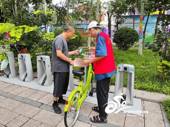 志愿者在凯德广场向市民宣传绿色出行